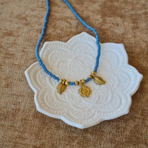 Gargantilla azul con colgante étnico de latón