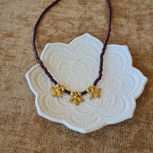 Gargantilla marrón con colgante étnico de latón