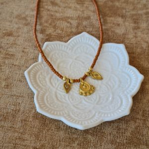 Gargantilla naranja con colgante étnico de latón